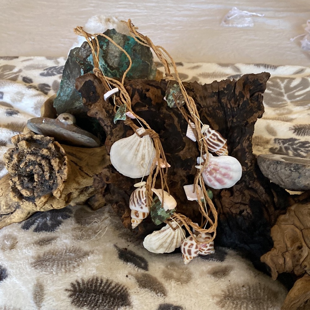 Shell necklace. - Picture 2 of 3